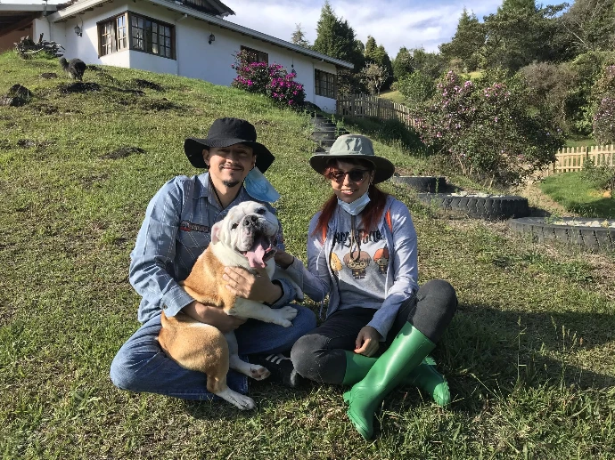 Dos adoptantes posando con su perra
